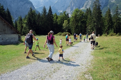 Al via la spasseggiata nel bosco in Val Saisera